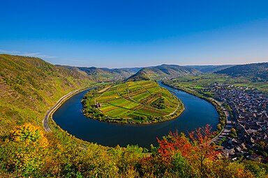 Moselschleife bei Bremm (DE), auf der linken Seite der Landzunge die Ruine des Klosters Stuben