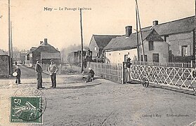 Carte postale du passage à niveau avec des barrières à roulettes qui sécurisaient l'actuelle rue Saussier-Marchandise.