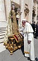 Papa Francesco indossa la fascia bianca sulla talare