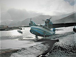 Grumman Goose met op de achtergrond Akutan