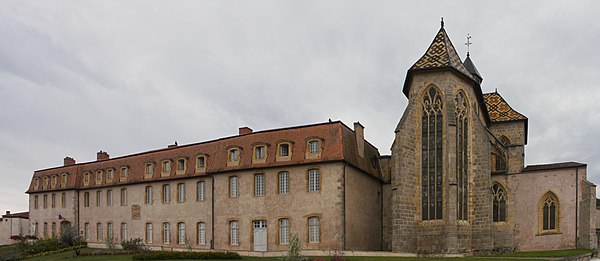 L'ancien prieuré et son église.