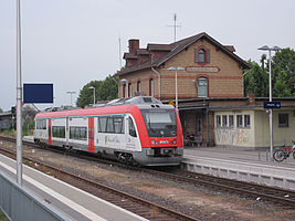 Empfangsgebäude mit einem ITINO-Triebwagen