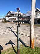 Panneaux de bois sur la rue Principale de Saint-Gabriel-de-Rimouski, concomitante avec la route 234.