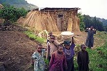 Fotografi av rwandiske barn i en landsby ved Volcanoes nasjonalpark.