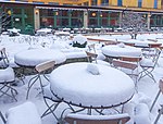 Djup snö på serveringsbord på Liljevalchs konsthall en vårdag 2023.