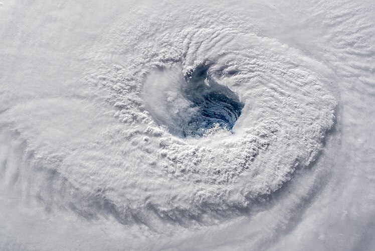 Фотография урагана Флоренс, сделанная Александром Герстом с борта МКС