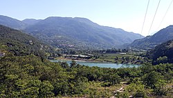 Terlago (Italia): il lago di Terlago da nord-est. In lontananza si possono vedere le frazioni (di Trento) di Baselga del Bondone e Vigolo Baselga.