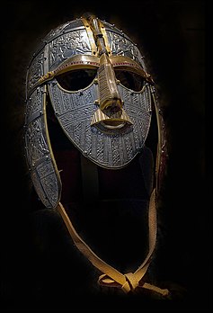 Casque anglo-saxon daté du début du VIIe siècle découvert sur le site archéologique de Sutton Hoo, en Angleterre. La photographie montre une reconstruction moderne d'après l'original conservé au British Museum de Londres. (définition réelle 1 586 × 2 327)