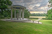 Monument erigit a Runnymede el 1957, pagat la societat americana Bar