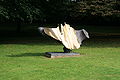 Bronzeskulptur „Montana I“ im Park der Villa Hammerschmidt in Bonn