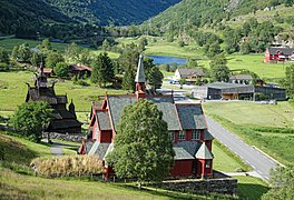 La nuova chiesa di Borgund (primo piano) con la stavkirke ed il centro museale alle spalle.