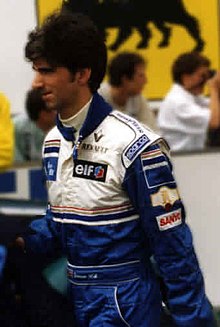 Photo plan large de Damon Hill, vêtu d'une combinaison de pilote bleue