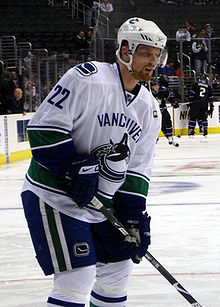 Photographie de Daniel Sedin avec le maillot blanc des Canucks de Vancouver.