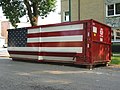 ABD bayrağına boyanan bir çöp kutusu