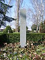 Sammelgrab mit Stele auf „3. Friedhof「 in Kaditz für 59 zivile Bombenopfer (2009)