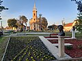 Röm.-kath. Kirche Krisztus Király, vorne die Petőfi-Büste