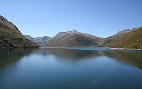 Blick über den Lai da Sontga Maria nach Süden: ganz rechts der Eingang zur Klus zum Val Cadlimo (Oberlauf), rechts (Blick ins Tal) das Val Termine gen Passo dell’Uomo, links das Tälchen zum Lukmanierpass