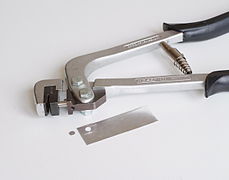 Single-hole punch for sheet metal