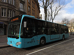 Un autobus de type standard Mercedes-Benz Citaro C2 en livrée "bleu" en attente à l'arrêt Gare sur la ligne L4.