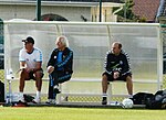 L'encadrement technique du RC Strasbourg à l'été 2009 comprend l'entraîneur principal Gilbert Gress (au centre), son adjoint Pascal Janin (à gauche) et l'entraîneur des gardiens Alexander Vencel (à droite).