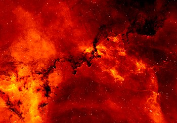 Podrobný snímek emisní mlhoviny NGC 2237 ležící v souhvězdí Jednorožce. Rudá barva je způsobena vodíkem