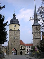 Портата Рид (лево) и кулата Јакобс се знаменитости на Арнштат