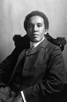 Le compositeur et chef d'orchestre britannique Samuel Coleridge-Taylor, photographié dans les années 1900. (définition réelle 2 460 × 3 712)