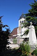 Église et monument aux morts.