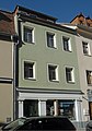 Wohnhaus mit Laden (originale Front) in geschlossener Bebauung