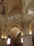 De narthex en zijn galerijen. Rechts gaat de zijgalerij met kleine rondbogen op zuiltjes over in het centrale deel van de narthex. Links: de centrale galerij, ook chapelle Saint-Michel genoemd.