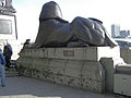 ロンドンのクレオパトラの針に隣接するスフィンクス像の1つ。台座に第一次世界大戦中の空襲の跡がある。