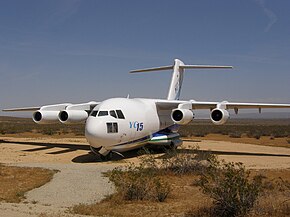 カリフォルニア州エドワーズ空軍基地に展示されているYC-15の試作機