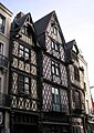 Photographie d'un ensemble de trois maisons à colombages et pignons.