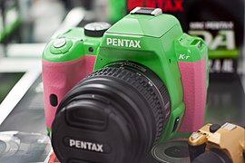 Pentax K-r vert et rose avec objectif Pentax DA 18-55 mm f/3.5-5.6 AL.