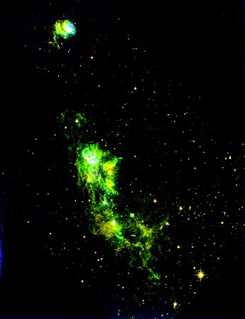 Complex HH 80/81, situat a 5500 anys llum (1700 parsecs) del sistema solar. Imatge en color composta per imatges obtingudes del Telescopi espacial Hubble; [S II] en vermell, Hα en verd, i [O II] en blau