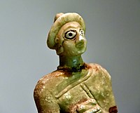 Chefe de uma mulher suméria, de Cafaja, escavada pelo Instituto Oriental, Dinástico Antigo III, c. 2 400 a.C.. Museu de Suleimânia