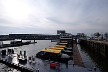 station de bateau taxi sur une rivière