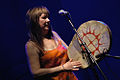 La cantante lapona Meri Boine, tocando el tambor xamánico lapón.
