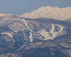 東側の白草山から望む烏帽子岳の北東面にある「めいほうスキー場」（2018年3月3日撮影）