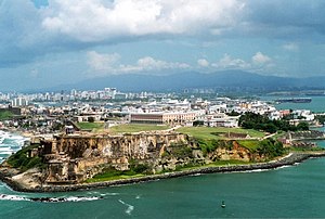 Vista del casco viejo de San Juan con la Sierra de Luquillo al fondo.