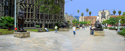 Plaza Botero; al fondo, el Museo de Antioquia.
