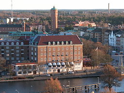 I förgrunden syns gamla stadshuset vid kanten av Göta älv, i bakgrunden syns gamla vattentornet