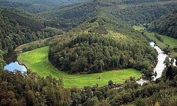 Site du Tombeau du Géant, patrimoine exceptionnel de la Région wallonne, façonné par un méandre de la Semois à Bouillon (province belge de Luxembourg). (définition réelle 3 888 × 2 319)