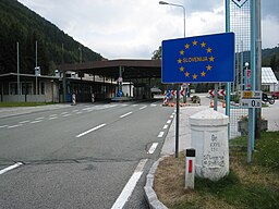 Slovenska gränsen, på stenen står en referens till minne av "XXVII St. Germain 10. Sept. 1919"