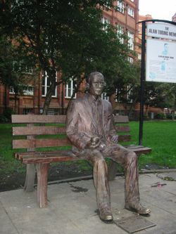 Estatua d'Alan Turing en Manchester (Anglaterra, Reino Uniu)