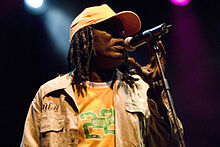 Mwanamzuki Alpha Blondy akitumbuiza.