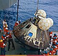 Apollo 13 kommandomodul reddet efter nedstigningen.