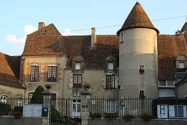 Manoir de Cluis-Dessus, ancienne forteresse médiévale réaménagée au XVIIe siècle. Elle abrite aujourd'hui la mairie du village