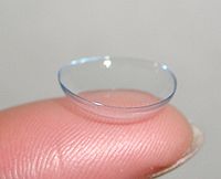 Een contactlens is een voorbeeld van een lens