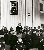 David Ben-Gurión declara formalmente la constitución del Estado de Israel (1948).